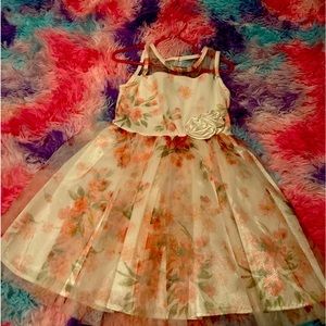 Nice little girls dress size 5. Never worn as she outgrew it.